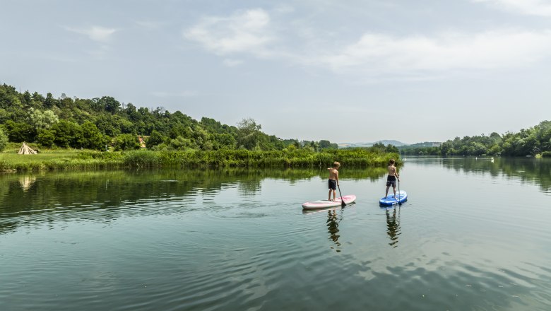 SUP am Badesee Weitenegg, © Robert Herbst 2 Personen auf SUP am Badesee Weitenegg