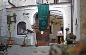 Weingut, © Franz Zottl Eingang eines Weinguts mit Schild 'Vinea Wachau' und 'Weingut Zottl'.