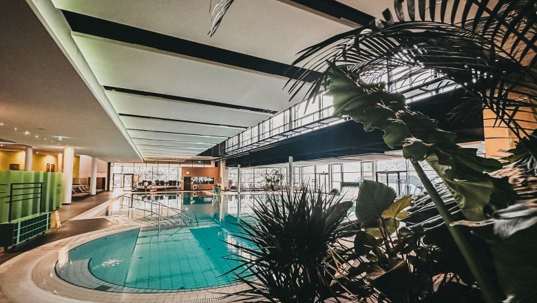 Therme Linsberg Asia Innenbereich, © Linbsberg Asia Innenbereich der Therme Linsberg Asia mit Pool und Pflanzen.