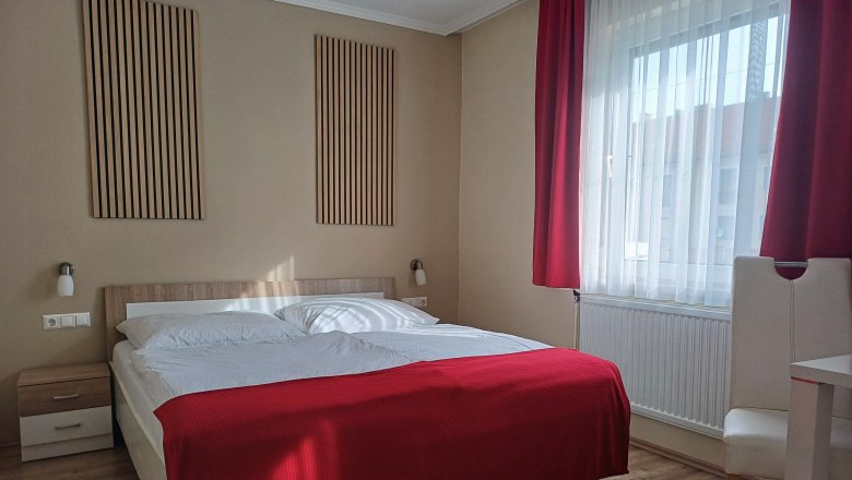 Doppelzimmer Hotel-Restaurant Stöckl, © Donau Niederösterreich, Margit Neubauer Doppelzimmer mit Doppelbett im Hotel-Restaurant Stöckl