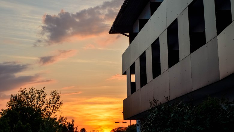 TDR-Hotel Römerhof aussen, © Römerhof Aussenansicht Hotel mit Sonnenuntergang