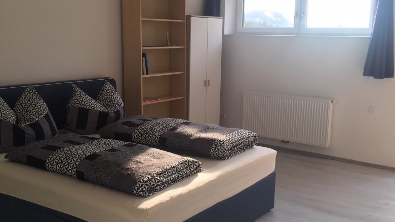 Schlafzimmer, Ferienwohnung Brandstetter Kathi, Frauenhofen, © Brandstatter-Mszyca Kathi Schlafzimmer mit Doppelbett, Holzfußboden und Fenster