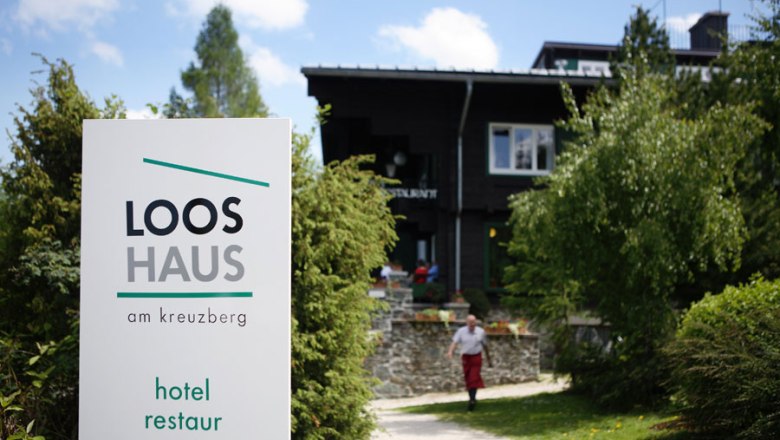 Looshaus, © ChristianRedtenbacher Eingang des Looshauses am Kreuzberg mit Schild und Garten.