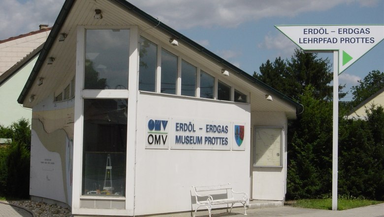 Erdöl- Erdgaslehrpfad, © Walter Berger, Gemeinde Prottes Gebäude des Erdöl-Erdgas Museums Prottes mit Wegweiser.