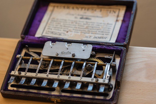 Mechanischer Taschenrechner, © Reinhold Weikertschläger Mechanischer Taschenrechner, © Reinhold Weikertschläger