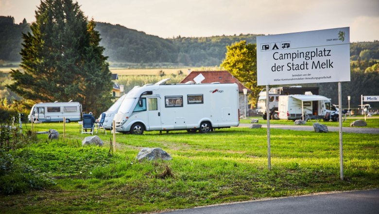 Campingplatz Melk, © Franz Gleiß Campingplatz in Melk mit Wohnmobilen und einem Schild im Vordergrund.