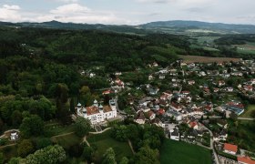 Lebensweg, Wandern, Weitwandern, Artstetten, © Waldviertel Tourismus, Melanie Többe Umgeben von sanften Hügeln und üppigem Grün lädt die malerische Landschaft zu unvergesslichen Wanderungen ein. Die charmanten Häuser und die beeindruckende Architektur des Schlosses verleihen der Umgebung eine besondere Atmosphäre, die zum Verweilen einlädt.