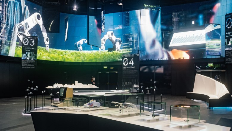 TD-Haus der Digitalisierung, © Leonardo Ramirez Großer Flatscreen an der Wand mit Ausstellungstisch im Vordergrund