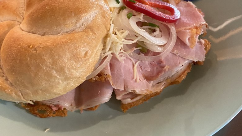 TD-Alpenvereinshaus Tulln-Belegtes Weckerl-c-Birgit Rabacher (1), © Birgit Rabacher Ein belegtes Brötchen mit Schinken, Zwiebeln und Paprika auf einem Teller.