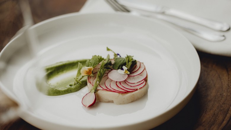 Tolle Kombination: Saibling, Wasabi, Radieschen, © Niederösterreich Werbung/Sophie Menegaldo Ein Tellergericht mit Saibling, Radieschen und Wasabi-Creme, dekoriert mit essbaren Blüten.