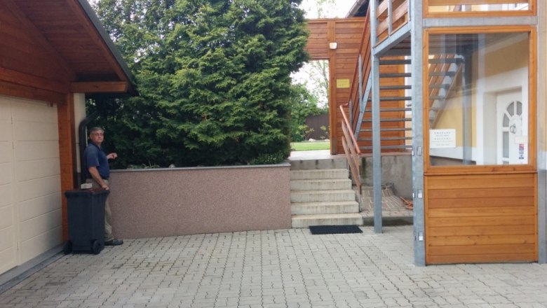 Hof mit Panoramatreppe zur Gästeetage, © Reep Hof mit Panoramatreppe und Mann neben Mülltonne.