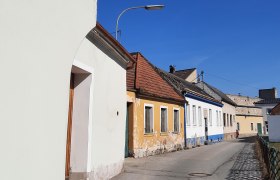 Ortsspaziergang Bruck/Leitha, Hörgeschichte Raabergasse, © Donau Niederösterreich, Neubauer Ortsspaziergang Bruck/Leitha, Hörgeschichte Raabergasse, © Donau Niederösterreich, Neubauer