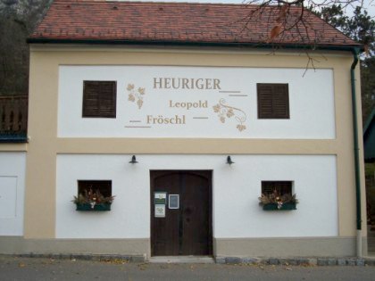 Kellerheuriger, © Fam. Fröschl Fassade eines Heurigenlokals mit der Aufschrift 'Heuriger Leopold Fröschl'.