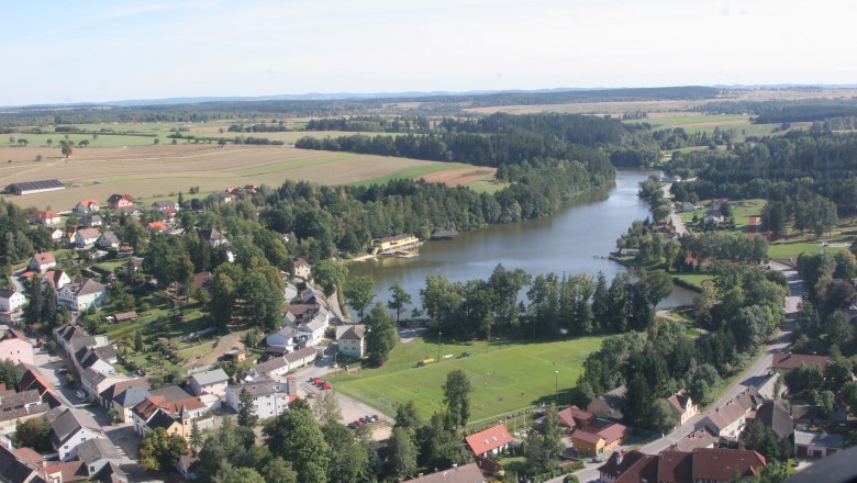 Stadtgemeinde Allentsteig, © Stadtgemeinde Allentsteig Luftaufnahme von Allentsteig mit See und umliegender Landschaft.