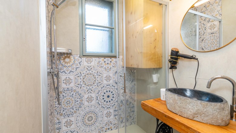 Modernes Badezimmer mit separatem WC, © Sebastian Kreipl-Unfried Modernes Badezimmer mit separatem WC