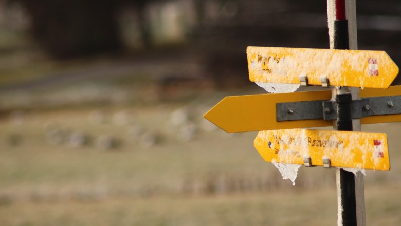 Wegweiser mit Eis - Kloster Pernegg - Winter © Natascha Zickbauer, © © Natascha Zickbauer Wegweiser mit Eis - Kloster Pernegg - Winter © Natascha Zickbauer, © © Natascha Zickbauer