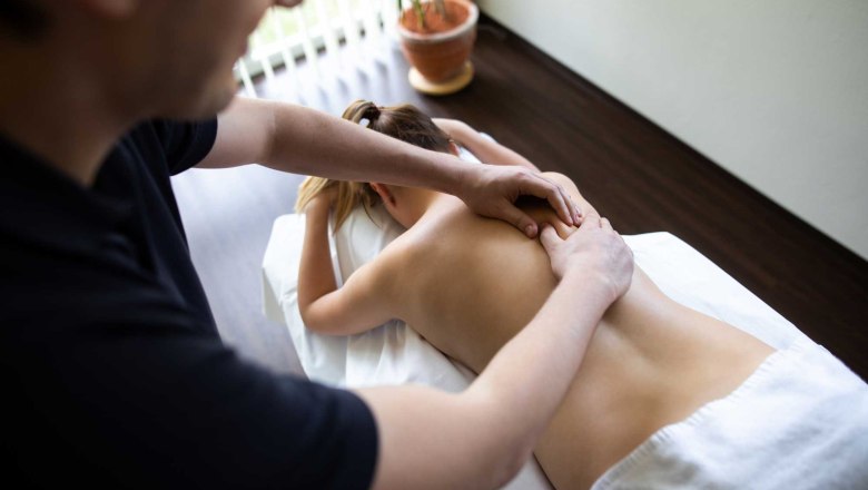 Massage, © Gesundheitshotel Moorbad Bad Großpertholz Person erhält eine Rückenmassage auf einem Massagetisch.