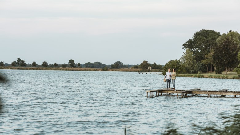 Landschaftsteich in Bernhardsthal, © Michael Reidinger Zwei Personen stehen auf einem Steg am Landschaftsteich in Bernhardsthal.