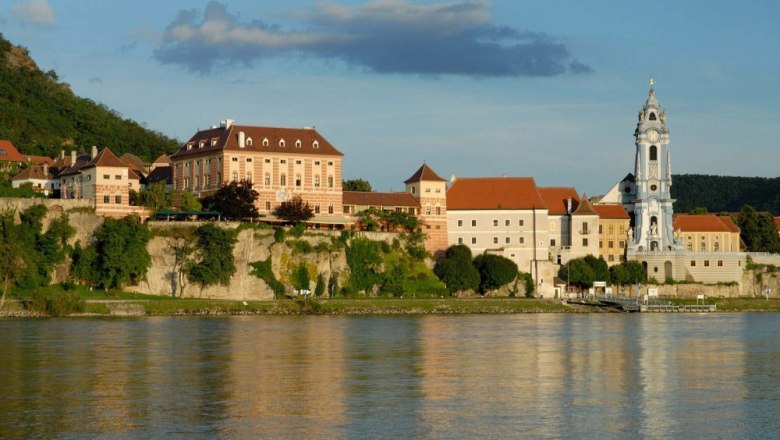 Aussenansicht Dürnstein und Schloss, © Semrad Ansicht von Dürnstein mit Schloss und Kirche an der Donau.