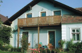 Winzerhaus Staritzbüchler, © Staritzbüchler Ein traditionelles Winzerhaus mit Holzbalkon und Gartenmöbeln vor der Tür.