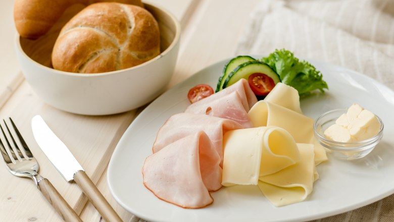 Koll Frühstück, © Koll GmbH Frühstücksteller mit Schinken, Käse, Gemüse und Brötchen.