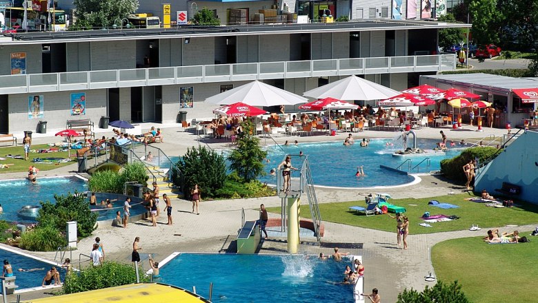 Weinlandbad Mistelbach, © Gemeinde Mistelbach Außenbereich eines Schwimmbads mit mehreren Pools und Liegewiese.