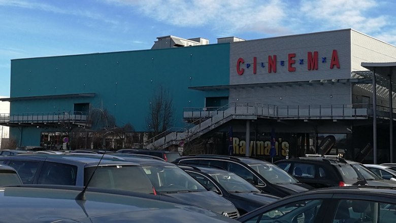 Cinemaplexx Krems, © Roman Zöchlinger Außenansicht des Cinemaplexx Krems mit geparkten Autos im Vordergrund.