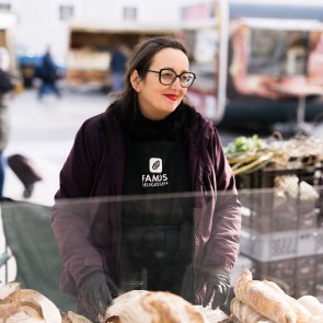 Ingeborg Lorenz, Famos Delikatessen, © Niederösterreich Werbung/Mara Hohla Timan Lorenz am Stand von Famos Delikatessen am Markt am Domplatz