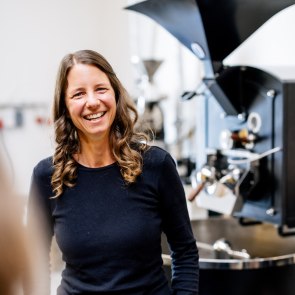 Petra Leitner, Dunkelsteiner Rösthaus, © Niederösterreich Werbung/Mara Hohla Porträtfoto Petra Leitner in ihrer Rösterei