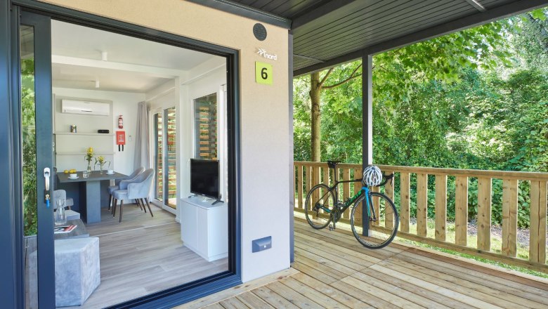 TDR_Mobilhome Terasse, © Campingplatz Tulln Eingang Mobilheim und Fahrrad stehend auf Terrasse