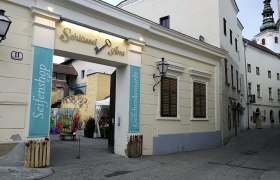 Schlüsselamt, © Roman Zöchlinger Eingang zum Schlüsselamt mit Schildern für Seifenshop und Geschenkemarkt.
