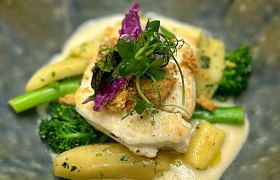 Heilbutt mit Gnocchi, Schmorapfel & Walnuss Crumble an Sellerie Beurre Blanc, © Hakan Aybar-Steiner Heilbutt mit Gnocchi, Schmorapfel & Walnuss Crumble an Sellerie Beurre Blanc, © Hakan Aybar-Steiner