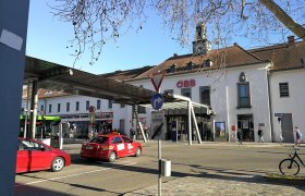 Bahnhof Krems an der Donau, © Roman Zöchlinger Bahnhof Krems an der Donau mit ÖBB-Logo, Autos und Fußgängern.