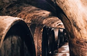 Weinkeller, © Niederösterreich Werbung / Romeo Felsenreich Ein alter Weinkeller mit großen Holzfässern an den Wänden.