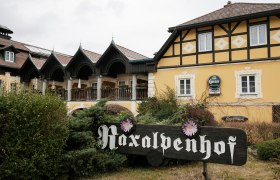 Raxalpenhof, © Wiener Alpen Sophie Menegaldo Außenansicht des Raxalpenhof: gelb gestrichenes Hotel