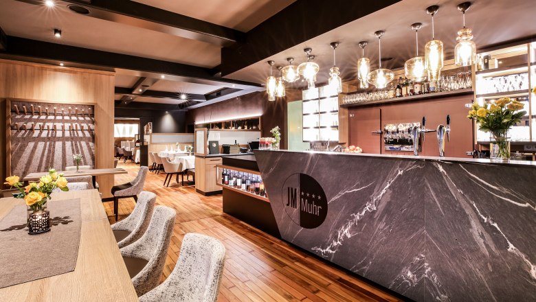 Landgasthaus & Hotel Muhr, © Landgasthaus & Hotel Muhr Eine Bar in einem Restaurant