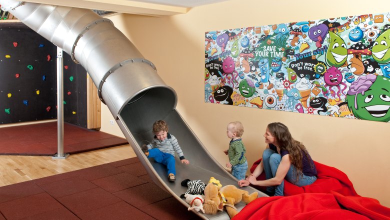 Durch die Rutsche ins Kinderparadies, © JUFA Hochkar Durch die Rutsche ins Kinderparadies, © JUFA Hochkar