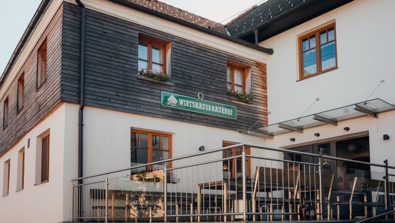 Wirtshaus in Münichreith am Ostrong, © Niederösterreich Werbung/Daniela Führer Außenansicht eines Wirtshauses mit Holzfassade und Terrasse.