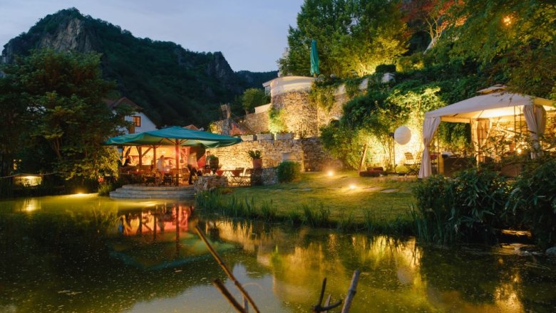 Küffer Keller bei Nacht vom Pavillon, © Familie Thiery Küffer Keller bei Nacht vom Pavillon, © Familie Thiery