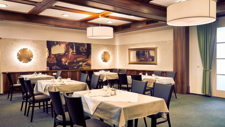 Modernes Ambiente, große Weinkarte, © Niederösterreich Werbung/Andreas Hofer Elegantes Restaurant mit gedeckten Tischen, modernen Leuchten und Wanddekorationen.