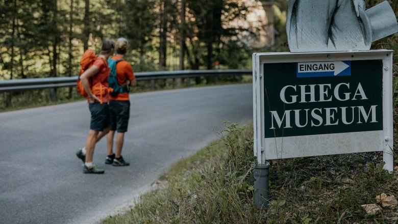 Semmering Bahnwanderweg, Bahnwandern, Wiener Alpen in Niederösterreich, © Wiener Alpen/nicoleseiser.at Zwei Wanderer vor dem Eingang des Ghega Museums