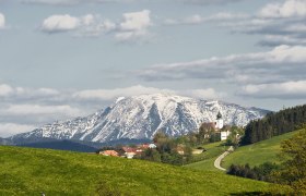 Blick auf St. Leonhard am Walde, © Horst Marka Blick auf St. Leonhard am Walde mit schneebedecktem Berg im Hintergrund.