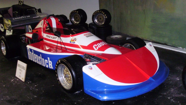 Automobilmuseum Aspang, © Franz Zwickl Ein rotes und weißes Rennfahrzeug mit der Aufschrift 'Rodenstock' im Automobilmuseum Aspang.