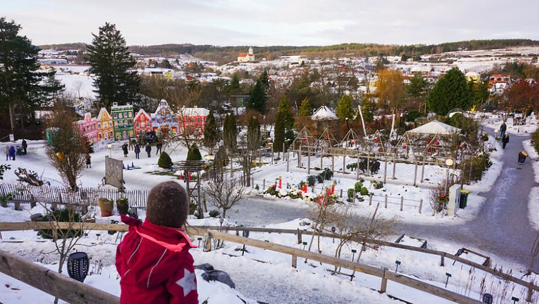 Kittenberger Erlebnisgärten_Winter, © © Waldviertel Tourismus, wearehappyhere.com Winterlandschaft in den Kittenberger Erlebnisgärten mit schneebedeckten Wegen und bunten Häusern im Hintergrund.
