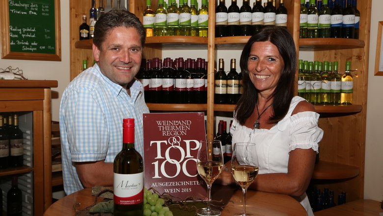 Gausterer, © Gausterer Markus Zwei Personen in einem Weingeschäft mit Weinflaschen im Hintergrund.