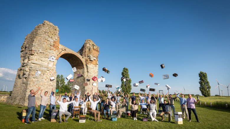 Rubin Carnuntum Winzer, © Anna Stöcher Gruppenfoto Rubin Carnuntum Winzer vor dem Heidentor