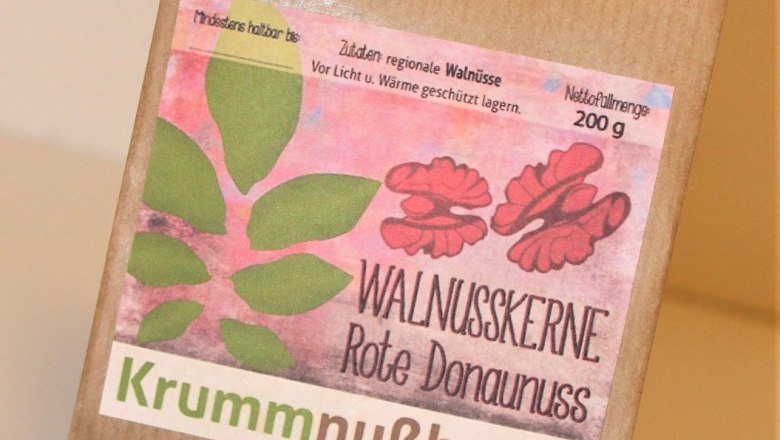 16-rote-donaunuss, © Johann Peham Verpackung von Walnusskernen der Sorte Rote Donaunuss mit Sichtfenster.