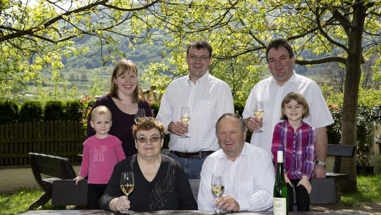 Familiefoto Weingut Bayer im Garten, © Monika Loeff Familiefoto Weingut Bayer im Garten, © Monika Loeff