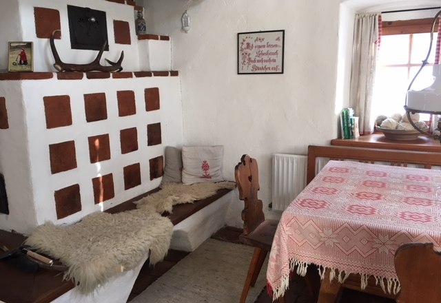 Essszimmer mit Kachelofen, © Katrin Karall-Semler Essszimmer mit Kachelofen, © Katrin Karall-Semler