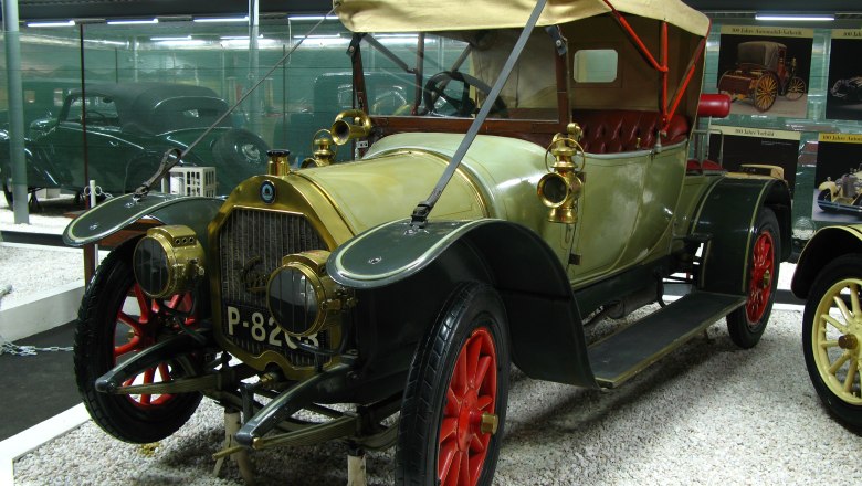 Automobilmuseum, © Franz Zwickl Ein Oldtimer mit rotem Verdeck und roten Rädern in einem Automobilmuseum.